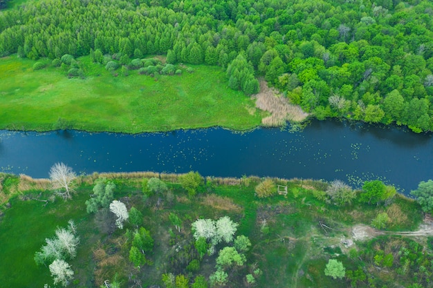 Fluss fließt zwischen grünen Feldern