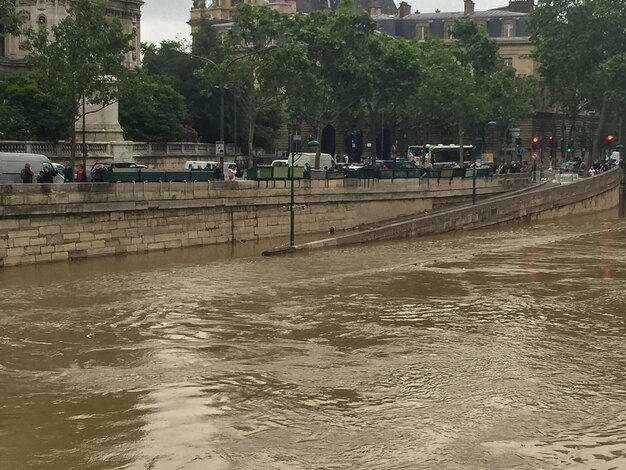 Fluss gegen Gebäude in der Stadt