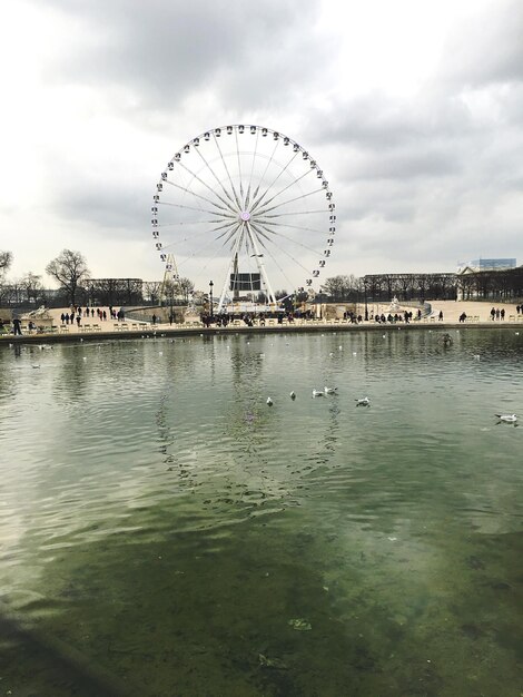 Foto fluss gegen riesenrad in der stadt