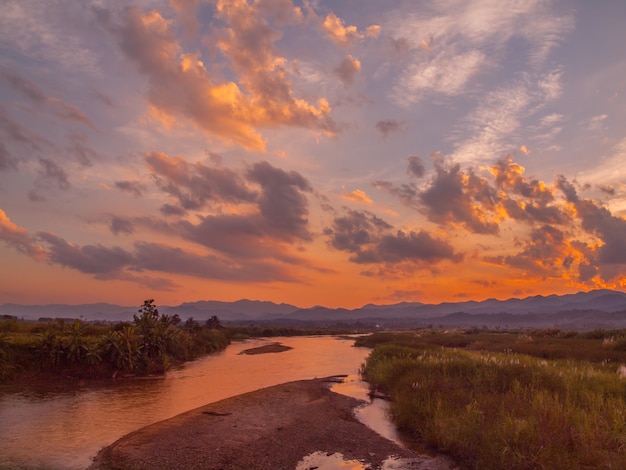 Fluss im Himmel Sonnenuntergang