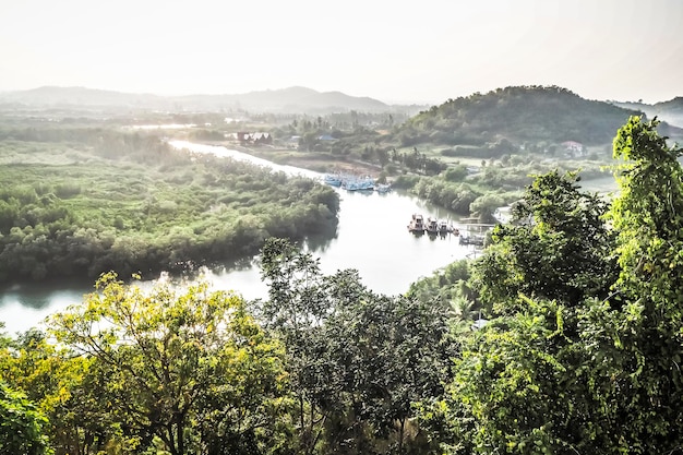 Fluss im Regenwald und Berg Magrove Forest Thailand Arial Landschaften