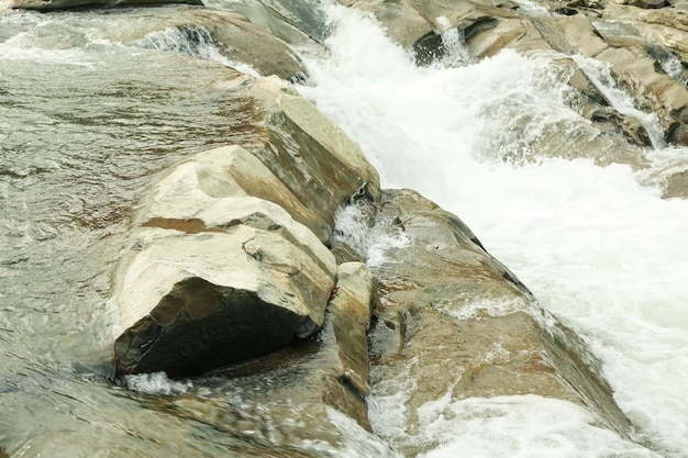 Fluss in den Karpaten im Herbst