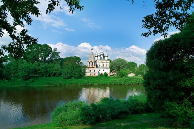 Fluss in der alten russischen Stadt Wologda