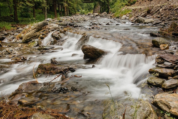 Fluss in der Gebirgstapetenlandschaft und -details