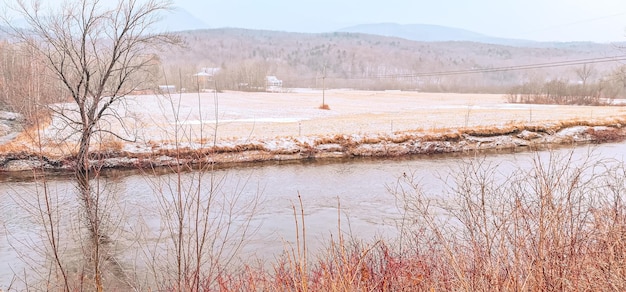 fluss in kalter und schneelandschaft