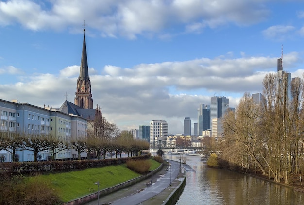 Foto fluss inmitten von gebäuden gegen den himmel in der stadt