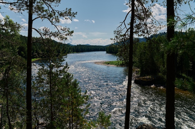 Fluss Kasyr. Stromschnellen. Region Süd-Krasnojarsk.