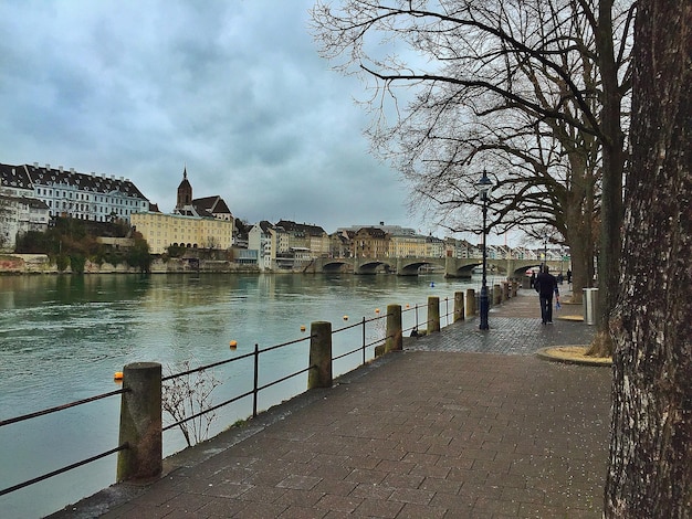 Foto fluss mit gebäuden im hintergrund