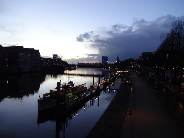 Fluss mit Gebäuden im Hintergrund