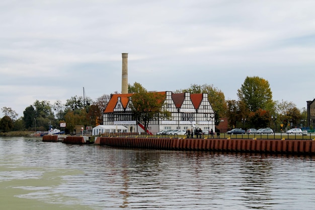 Foto fluss mit gebäuden im hintergrund