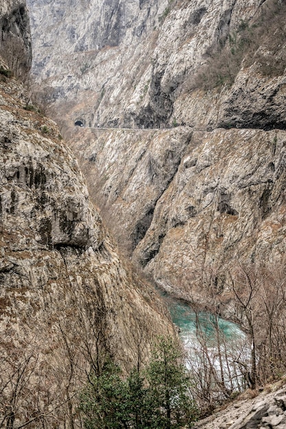 Fluss Moraca, Schlucht Platije. montenegro, schlucht, bergstraße. Malerische Reise entlang der Straßen Montenegros zwischen Felsen und Tunneln