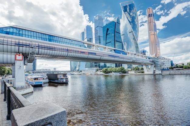 Fluss Moskau Brücke Bagration und Wolkenkratzer