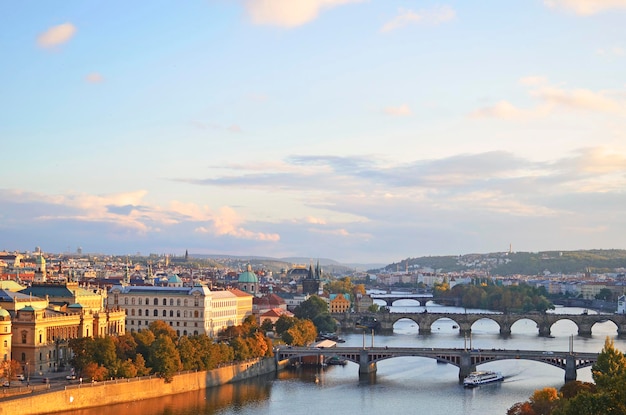 Fluss nach Stadt gegen den Himmel