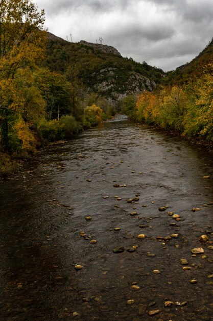 Fluss Nalon, der durch die Provinz Asturien fließt.