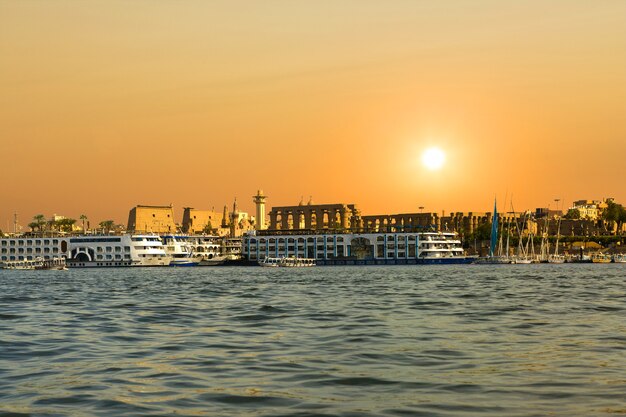 Fluss Nil Luxor Ägypten, schöner gelber sonniger Hintergrund