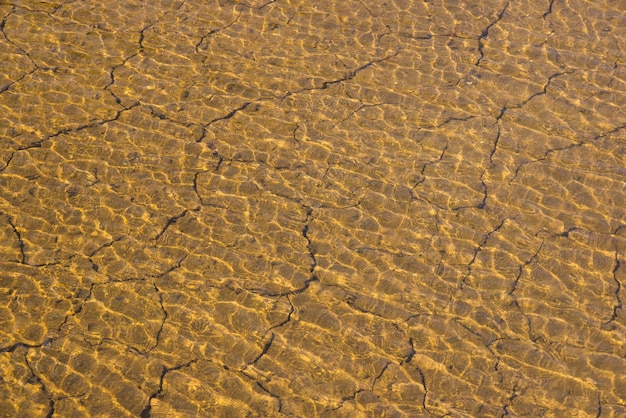 Fluss, obwohl der trockene Boden zerriss