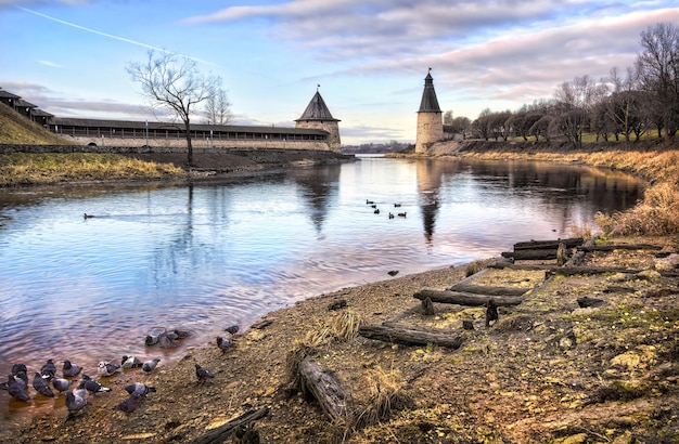 Fluss Pskova und die Türme des Pskov-Kremls