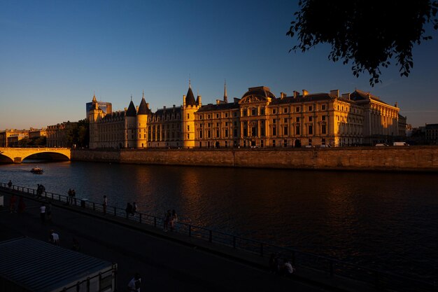 Fluss Seine und die Conciergerie in Paris Frankreich