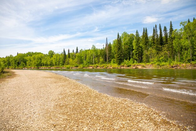 Fluss Taidon fließt durch die Taigawälder Südsibirien Russland