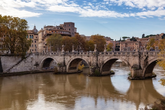 Fluss Tiber und Brücke in einer historischen Stadt Rom Italien