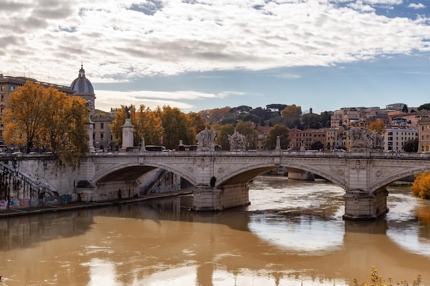 Fluss Tiber und Brücke in einer historischen Stadt Rom Italien