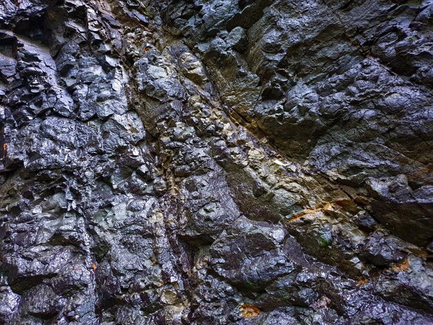 Fluss über dem großen Felsen unter dem Berg