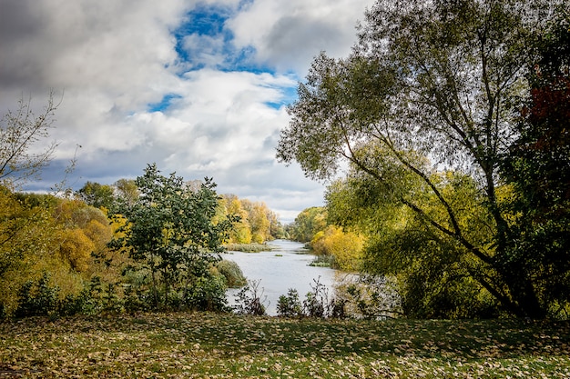 Fluss und Bäume im Herbst an einem guten Tag