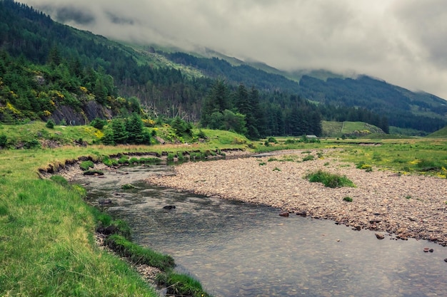 Fluss und Berg an einem nebligen Tag Schottland