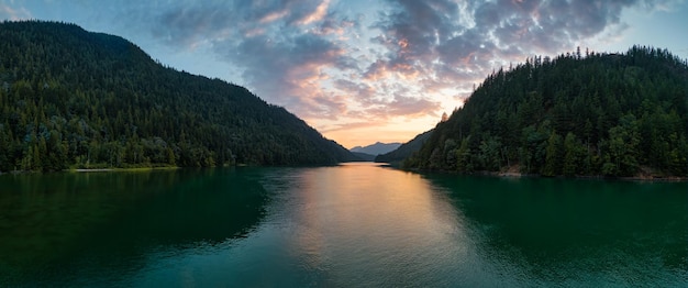 Fluss und Berge in der kanadischen Natur während des farbenfrohen Sonnenuntergangs Harrison River