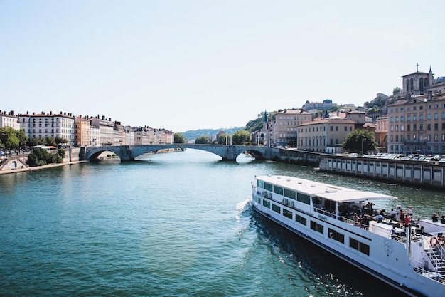 Fluss und Brücke in einer Stadt in Lyon, Frankreich