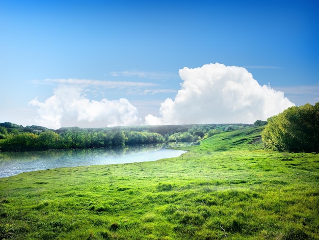 Fluss und Feld an einem sonnigen Sommertag