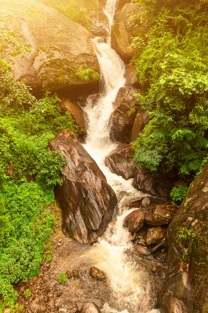 Fluss und Felsen in Nepal