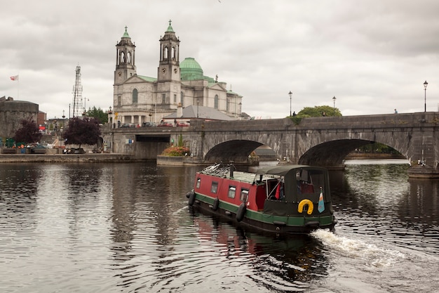 Fluss und Galway Kathedrale von "Unsere Liebe Frau in den Himmel und St. Nicholas" in Galway. Irland