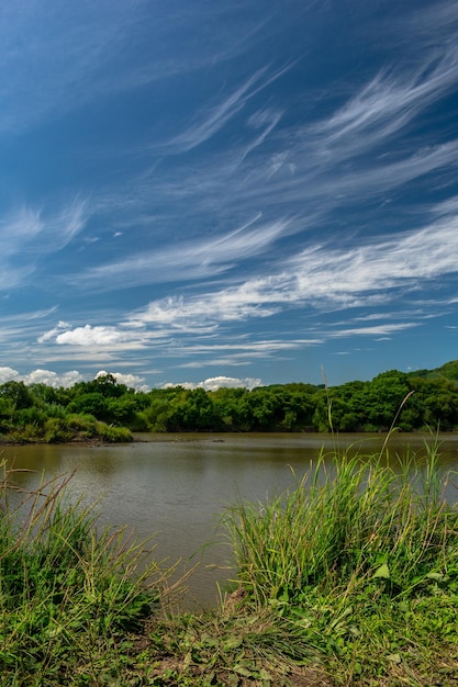 Fluss und Himmel mit Wolken