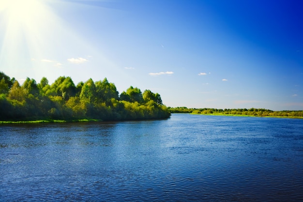 Fluss und Himmel