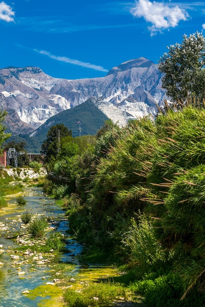 Fluss und Natur vor dem Hintergrund von Bergen und blauem Himmel