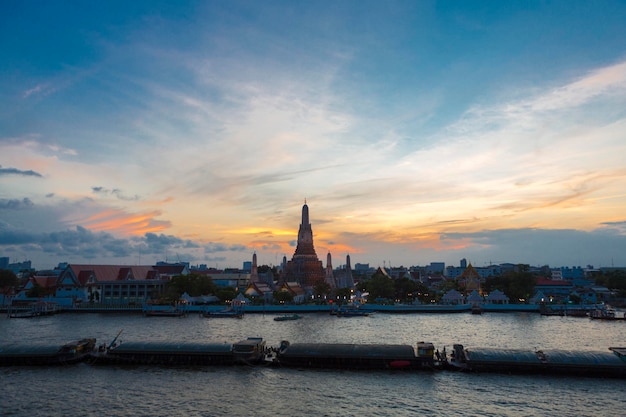 Fluss und Tempel Wat Arun während des Sonnenuntergangs in Bangkok Thailand