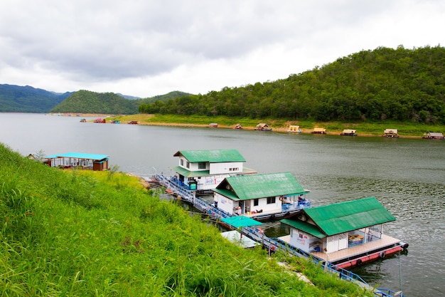 Flussansicht am Forest Resort mit Flosshaus auf Fluss Kwai in Kanchanaburi, Thailand