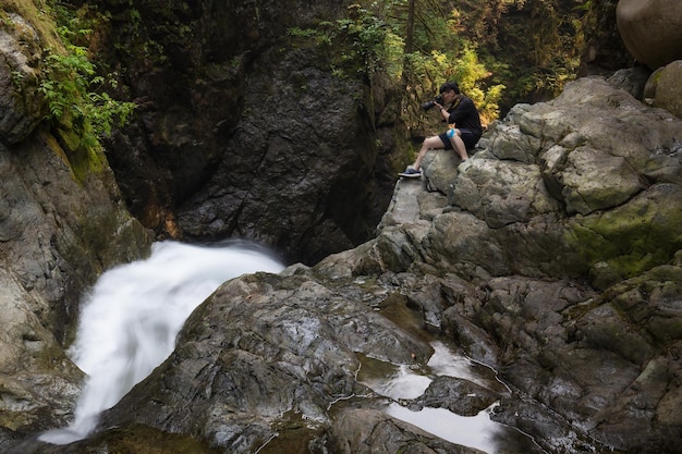 Flussbach in der natürlichen Schlucht während der Sommerzeit Kanadischer Naturhintergrund