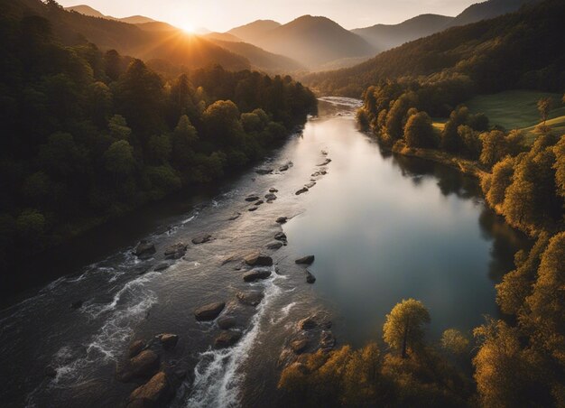 Flussblick mit Sonnenuntergang, tiefem Wald und Berg