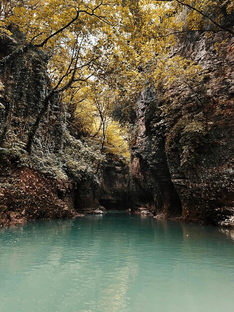 Flussfahrt in der Schlucht