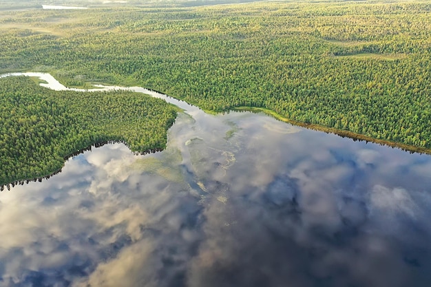 Flussherbstblick vom Drohnenwald, Landschaftspanorama-Luftbild