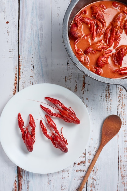 Flusskrabben gekocht mit roter Sauce