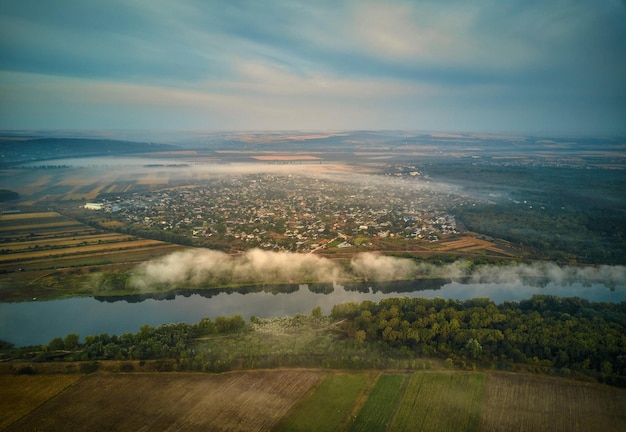 Flusslandschaft am frühen Morgen Eine Hütte in der Ferne und der Baum von mystischem Nebel bedeckt sehr ruhig und beschaulich Republik Moldau