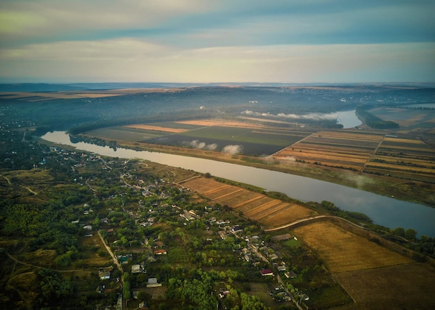 Flusslandschaft am frühen Morgen Eine Hütte in der Ferne und der Baum von mystischem Nebel bedeckt sehr ruhig und beschaulich Republik Moldau