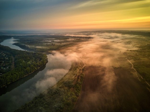 Flusslandschaft am frühen Morgen