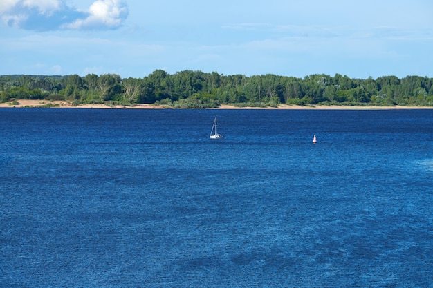 Flusslandschaft auf dem Land