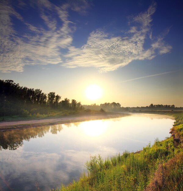 Flusslandschaft mit Sonnenaufgang