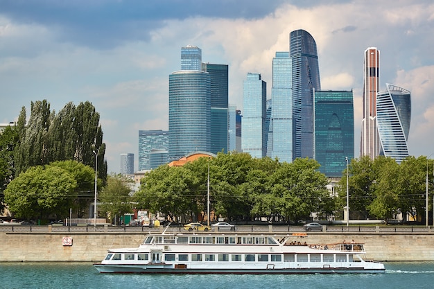 Flussschiff am Fluss