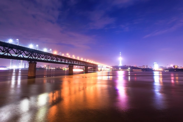 Flussstadt Wuhan bei Nacht China